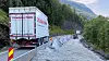 En kjørebane holdes åpen. Dette vogntoget har akkurat tømt Glasopor fra hengeren i den ene enden av grøfta og lasset på bilen i den andre.