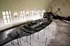 Slik har Tuneskipet stått i 100 år. Nå flyttes det over i det nye Vikingtidsmuseet.