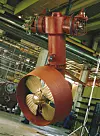 Oppsvingbar thruster produseres fortsatt i Ulsteinvik, men bedriften heter ikke lenger Ulstein propeller og heller ikke Rolls-Royce Marine, men Kongsberg Marine.