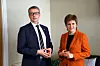 Olje- og energiminister Terje Søviknes med Skottlands førsteminister Nicola Sturgeon på den formelle åpningen i Aberdeen, onsdag.