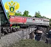 Et godstog sporet av da en jernbanebru kollapset i Russland lørdag kveld. Ifølge russiske myndigheter skyldtes det sabotasje.