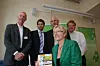 SLIPP ENERGIEN LØS: Senterpartiets leder Liv Signe Navarsete med rapporten fra Fornybaralliansen (bak) som viser at man kan utløse 44 TWh fornybar energi fram til 2020. Men lave strømpriser kan bremse slike forslag.