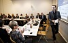 En såkalt matematikk-MOOC kan bli en viktig brikke for å få videreutdannet de mange lærerne i landet som har liten eller ingen utdanning i matematikk. Prosjektleder Eirik Øvernes presenterer her nyskapningen for flere av landets fylkesmenn. De første lærerne skal utdannes på denne måten til høsten.