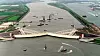 Maeslantkering i Nederland, der hver av «dørene» er 210 meter lange. Denne sto ti år før det første gang ble behov for å lukke den på grunn av flom. Foto: World66, Wikimedia Commons