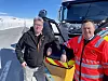 Maskinkoordinator Ove Sending i Presis Vegdrift (tv.) og fungerende divisjonsdirektør Cato Løkken i Statens vegvesen er fornøyd med el-brøytingen på Hardangervidda. Foto: Lars Olve Hesjedal/Statens vegvesen