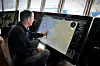 Touch-skjerm: Skipper og fiskebåtreder Peter Tait kan via touch-skjermen peke ut kurs og reisemål på det digitale kartet. Foto: Thomas Førde