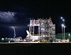 Discovery heises opp i en 'Mate-Demate Device' (MDD) som skal løfte romfergen opp på ryggen av en modifisert Boeing 747.