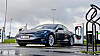 Tesla Model S ved en Supercharger i Lyngdal.