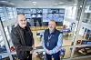 Seksjonssjef Christian Prydz (tv.) og rådgiver Jørn Jakobsen foran den ene operasjonssentralen til Veitrafikksentral Øst. Foto: Arash A. Nejad