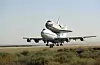 NASAs modifiserte Boeing 747 med Discovery på ryggen tar av fra Edwards Air Force Base på tilbaketuren til Kennedy Space Center i Florida.
