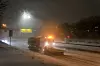 Heftig snøvær betyr at det blir hektisk også for Veitrafikksentralen. I begynnelsen av januar i år var det vanskelige kjøreforhold på veiene i og rundt Oslo. Her en brøytebil på Ring 3 i Oslo. Foto: Fredrik Varfjell/NTB
