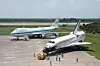Boeing 747 og Discovery side om side. Romferga skal taues inn i hangaren for etterarbeid og service.
