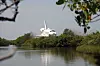 Discovery sett fra Banana Creek mens den blir slept fra NASA Kennedy Space Centers 'Shuttle Landing Facility' til 'Orbiter Processing Facility' - dvs. der den klargjøres for nye tokt, dersom NASA løser problemene med isolasjon som løsner fra drivstofftankene.