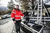 Christian Berg Skjetne viser fram noe av utstyret som brukes på E8. Foto: Mathias Klingenberg