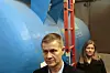 KLORTANKEN: I forbindelse med klorutslippet i Akerselva var miljø- og utviklingsminister Erik Solheim mandag på befaring på Oset vannrenseanlegg for å se på skadeomfanget. Her fotografert sammen med daglig leder Kari Åsabø ved klortanken.
