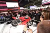 KAOS: Det var det rene kaos rundt Ducatis nye 1199 Panigale. Entusiastene måtte vente lenge, og bruke albuene for å kjempe seg frem for å få en titt. De tørre dataene er som følger: 195 hk, 132 Nm, 164 kg tørr, 188 kg kjøreklar.