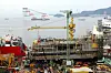 Bak Valemon-dekket ligger transportskipet Dockwise Triumph som snart skal frakte plattformdekket til Nordsjøen.