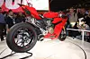 SETTER STANDARD: Med 24000 km mellom hver service setter Ducati en helt ny standard. Fortsatt skal mange japanske sykler på verksted etter 6000 km. For å klare dette er blant annet remmen som drev kamakslene skiftet til kjede. Tørrklutsjen er også forsvunnet til fordel for en mer brukervennlig våtklutsj. Motoren er ganske ekstrem med 112 mm boring og en slaglengde på 60,8 mm. Det muliggjør høye turtall uten at stempelhastigheten blir for høy.