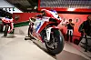 VINNEREN: Med denne sykkelen vant spanjolen Carlos Checa verdensmesterskapet i Superbike i 2011, en Ducati 1198. Plutselig ble det gårsdagens sykkel. Her er det fagverksramme av stål, remdrift av kamakslene og tørrklutsj. Fra og med 2012 er alt dette borte.