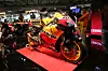 SEIERHERREN: Med denne Hondaen vant autralieren Casey Stoner årets MotoGP, som er motorsykkelsportens svar på Formel 1. Motoren er en V4 på 800 ccm som yter mer enn 208 hk. Sykkelen veier ikke mer enn 150 kg og toppfarten er mer enn 330 km/t, avhengig av utveksling.