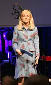 HUMOR MED TEKNOLOGIBRUK: Hennes kongelige mobilhøyhet Mette-Marit, i komiker Pernille Sørensens skikkelse, spøkte med mobilbransjen og deres intime forhold til teknologi. Sørensen var også konfransier, og mente at lysekronene i festsalen på Oslo Plaza var like store og prangene som øredobbene til Wenche Foss.