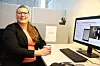 Fersk doktor i digitalisering og moderne produksjon ved sin kontorplass i Kongsberg Maritime i Ålesund. Oda Ellingsen startet som lærling i bedriften i 2016 og disputerte for sin doktorgrad i juni 2019. Foto: Tore Stensvold