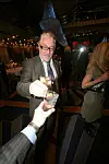 TJENER FETT PÅ MOBILGALLA: Redaktør Arne Joramo i Teleavisen og Mobilen.no skåler på Mobilgallaen. Arrangøren tok en kurvertpris på nesten 2 000 kroner. Med 400 deltagere blir det god butikk.
