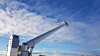 De to testmøllene, SWP-25-kW, som er vist over, og Viking 25, ble satt opp i Sisimiut høsten 2018. Allerede i januar 2019 falt en vinge av møllen fra Solid Wind Power. I juli 2019 kom den i drift igjen med nye vinger og en forbedret festekonstruksjon. Men 8. januar gikk det galt igjen. Bildet er fra oppsettingen av mølle nummer to.