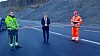 Ordfører Vidar Eltun i Vang fikk æren av å klippe snora da åpningen av E16 Turtnes-Øye ble markert. Fv. Ole Henrik Hansen, anleggsleder hos entreprenør Brødrene Dokken og til høyre byggeleder Kåre Bjørdal, Statens vegvesen.