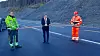 Ordfører Vidar Eltun i Vang fikk æren av å klippe snora da åpningen av E16 Turtnes-Øye ble markert. Fv. Ole Henrik Hansen, anleggsleder hos entreprenør Brødrene Dokken og til høyre byggeleder Kåre Bjørdal, Statens vegvesen.