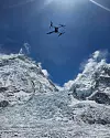 En av Airlift Technologys droner i luften over Khumbu-breen. Foto: Airlift Technology
