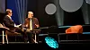 Forfatteren og programlederen Stephen Fry snakket om forholdet mellom skråsikkerhet og manglende kunnskap, da The Big Challenge-festivalen åpnet i Trondheim mandag. Her i samtale med utspørrer Thomas Seltzer. Foto: Ole Petter Pedersen