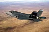 LETTERE: Moderne kampfly - her prototypen til Lockheeds nye Joint Strike Fighter - kan bygges 'noen tonn' lettere takket være høyfast aluminium, svært sterke plast/fiberkompositter, ekstreme stållegeringer og titan.FOTO LOCKHEED
