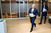 Konsernsjef i Equinor, Anders Opedal, bruker nå 50 prosent mindre på fornybar energi enn han gjorde på samme tid i fjor. Det har han gjort ved å redusere aktivitet og gå ut av nye prosjekter tidlig. Her med konserndirektør, Torgrim Reitan.