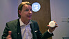 Se så liten: Sjefen for telecomgiganten Ericsson, Hans Vestberg, er svært fornøyd med selskapets nye innovasjon Radio Dot System, som han tror er løsningen for moderne bygninger med dårlig dekning innendørs.