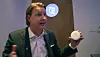 Se så liten: Sjefen for telecomgiganten Ericsson, Hans Vestberg, er svært fornøyd med selskapets nye innovasjon Radio Dot System, som han tror er løsningen for moderne bygninger med dårlig dekning innendørs.
