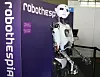 MESSE: Roboten Robothespian danser, synger, leser og forsøker å kysse folk som går forbi. Stor interesse blant CeBIT-besøkende.