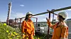 Forsøk i SINTEFs flerfaselaboratorium har gitt ny kunnskap om hvordan naturgass oppfører seg på vei opp fra gassfelt. Sentralt i prosjektet, der Maria Barrio (til v.) og Marita Wolden hadde viktige roller, står målinger som ble gjort i tårnet til venstre på bildet.
