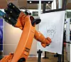 MESSE: Dette er Fraunhofer Institutes tegnende robot, som tegner portretter av folk som er innom standen til Fraunhofer. Roboten tar et digitalt bilde av personen, bruker en algoritme for å prosessere datainformasjonen slik at den kan tegne. Fort gikk det dog ikke.