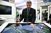 MESSE: Fraunhofer viser fram sitt multi touch-bord, der 2D møter 3D ved at brukerne kan navigere i 3D-kart og annet 3D-innhold. Svært Minority Report-inspirert.