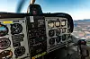 Førerkabinen til en Saab Safari under en flytur ved Bardufoss. Som man ser nede til høyre, kontrolleres flyets høyde- og balanseror med en senterstikke. Foto: Ingeborg Gloppen Johnsen / Forsvaret