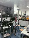 På Cern-laben har Emma Linnea Wiström blant annet laser, Helmholtz coils og en glassprøve med Xenon. Foto: Privat