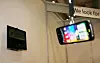 MESSE: Det nederlandske selskapet phoneclip presenterer en Ipad- og Iphone-holder som gjør at du kan feste dingsene til svært mange typer overflater - deriblant doveggen.