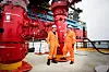Det norske vil ha så få offshorearbeidere som mulig for å redusere kostnader og for å bli sikrere. Her er styreleder Sverre Skogen og administrerende direktør Karl Johnny Hersvik på riggen Maersk Interceptor. Foto: Eirik Helland Urke