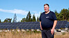 600 kvadratmeter med solceller og en vindmølle gjør Lars Hoems to gårder selvforsynte med strøm. Nå lager han også sitt eget hydrogen.