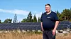 600 kvadratmeter med solceller og en vindmølle gjør Lars Hoems to gårder selvforsynte med strøm. Nå lager han også sitt eget hydrogen.