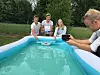 Håkon Bull Hove tar skrytebilder av elevene han skal sende til sjefen. Kristian Jacob Brataas, Peder Brennum og Astrid Eline Reistad har lært mye ved å gjøre «digitale forsøk» og om samarbeid med hverandre. Foto: Annelise B. Kullmann