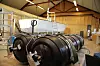 De svarte komposittbeholderne fra Hexagon skal inneholde totalt 16 kg H2 under 350 bar trykk. Skroget til Hyrex 28 i bakgrunnen. Foto: Tore Stensvold