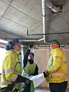 – Alle hovedføringer for spillvann og takvann i Powerhouse Telemark har rør fra Wavin, sier formann Geir Syversen (til høyre) til to av karene sine.