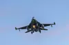 F-16 har ankommet Ukraina. Det vil åpne for nye strategier i krigen mot Russland, men neppe med det første. Bildet viser en F-16 som går inn for landing på Ørland.